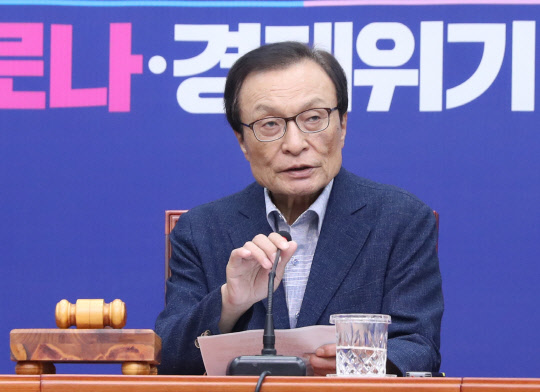 이해찬 더불어민주당 대표가 8일 서울 여의도 국회에서 열린 최고위원회의에서 발언하고 있다.   연합뉴스